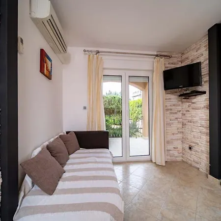 In With Balcony, Air Condition, Wifi Apartment Lopar