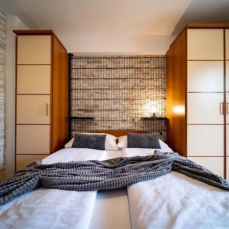 In With Balcony, Air Condition, Wifi Apartment *