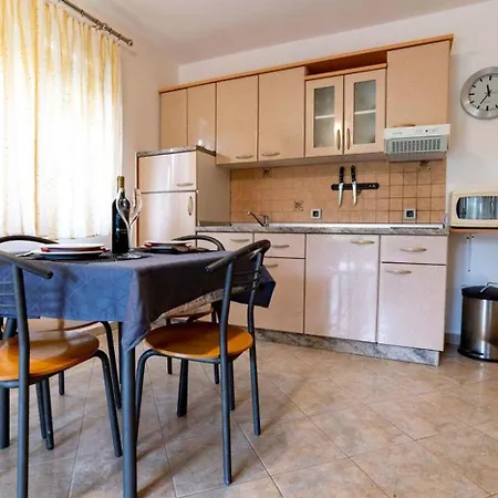 In With Balcony, Air Condition, Wifi Apartment Lopar